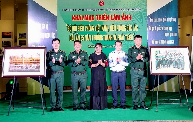 Ban Tổ chức triển lãm trao tặng tác phẩm cho Bộ đội Biên phòng Đắk Lắk