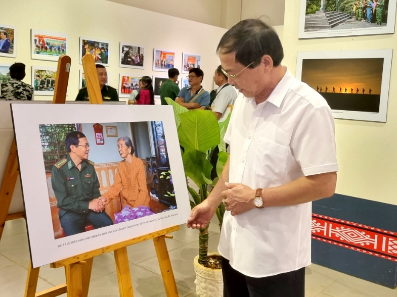 Đại tá Lê Xuân Đáng xúc động khi bắt gặp hình ảnh chính mình khi đang đi công tác ở khu vực biên giới