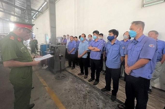 Khám xét Trung tâm đăng kiểm xe cơ giới 60-04D (Ảnh: Công an tỉnh Đồng Nai)