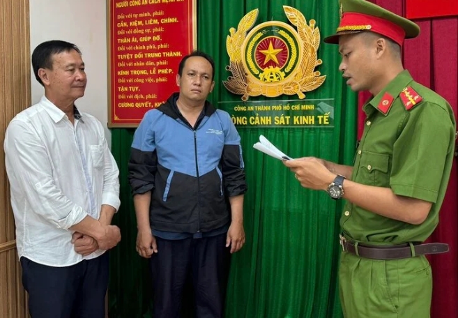 Hồ Việt Tân (áo trắng) và Bùi Huỳnh Bá Phước.