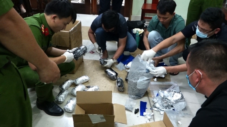 Công an khám xét thu giữ hơn 10kg ma túy tổng hợp