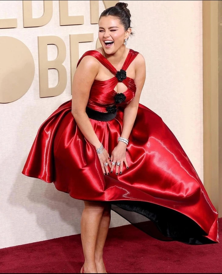 Trước đó, trên lễ trao giải Quả cầu vàng 2024, Selena Gomez bị Daily Mail đánh giá là người dẫn đầu trong danh sách "Sao mặc xấu". Trang báo này cho rằng chiếc váy đỏ của cựu ngôi sao Disney có độ phồng quá mức, khiến vóc dáng của nữ ngôi sao bị "nhấn chìm" trong bộ váy. Ngoài ra, bộ trang phục của Selena còn bị cho là khá lệch lạc trong một sự kiện lộng lẫy như lễ trao giải thường Quả cầu vàng diễn ra tại khách sạn Beverly Hilton.
