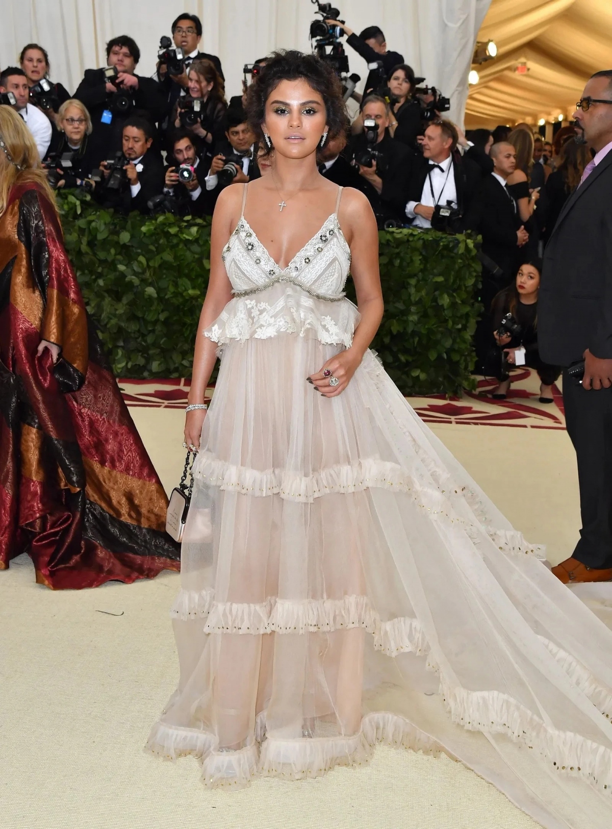 Selena Gomez thừa nhận đã sai lầm khi nhuộm da đến Met Gala 2018. Cô thành trò cười của giới mộ điệu và truyền thông bởi gương mặt nhợt nhạt, kém sắc. Chưa kể, cách chọn váy silk mỏng tang có những chi tiết xếp tầng và phần cúp ngực trễ nải càng khiến thân hình của cô trông kém sức hút. Giọng ca Bad Liar chia sẻ bộ cánh lấy cảm hứng từ Hoàng hậu Esther. Selena bị nhận xét phát tướng trong bộ đầm giống váy ngủ khiến thân hình của cô trở nên kém thon gọn.