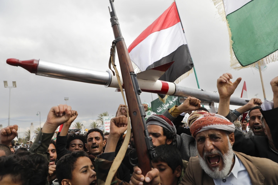 Những người ủng hộ Houthi biểu tình ở Sanaa phản đối cuộc không kích của Mỹ vào Yemen, ngày 8/3/2024. Ảnh: AP