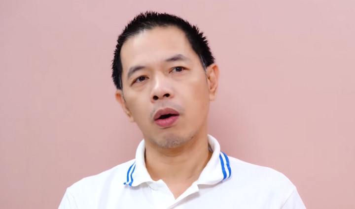 Với quan niệm “đàn ông xây nhà, đàn bà xây tổ ấm”, Thái Hòa cho rằng vai trò kiếm tiền “xây nhà” của đàn ông khá dễ dàng, người gặp áp lực nhiều là phụ nữ khi phải “xây tổ ấm”.
“Tôi nghĩ ai giữ vai trò nào cũng được, miễn là họ cảm thấy thoải mái với điều đó. Bản thân tôi có thể đi kiếm tiền, cũng có thể ở nhà chăm lo cho gia đình được. Nhưng tôi nghĩ việc chăm sóc gia đình cũng chưa phải điều áp lực nhất đâu, cái khó là người phụ nữ lo ứng xử với người này người kia”, Thái Hòa nhận định. (Nguồn: VTC News)