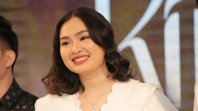 Thiện Nhân dành sự trân trọng khi nhắc đến vợ chồng Cẩm Ly - Minh Vy. Sau 10 năm trưởng thành từ cuộc thi Giọng hát Việt nhí 2014, nữ ca sĩ vẫn giữ mối quan hệ thân thiết với người thầy từng nâng đỡ, dìu dắt cô trong những ngày đầu làm nghề.
Thiện Nhân bộc bạch: “Mối quan hệ của tôi với cô chú vẫn bình thường, vẫn luôn nhắn tin hỏi thăm nhau. Hay những dịp nào đó, tôi có những món quà, tấm thiệp nhỏ gửi đến cô chú, bởi một chữ cũng là thầy. Cô chú muốn tôi tự thử sức, sáng tạo về cách hát của mình”. (Nguồn: Thanh niên)