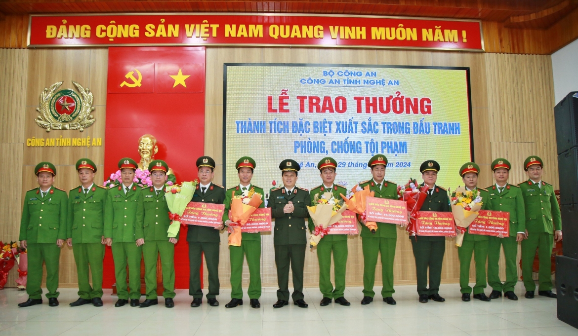Thiếu Tướng Bùi Quang Thanh, Giám đốc Công an tỉnh trao thưởng Ban chuyên án đấu tranh bắt 02 ổ nhóm 50 đối tượng sử dụng công nghệ caolừa đảo chiếm đoạt tài sản của người dân Việt Nam.