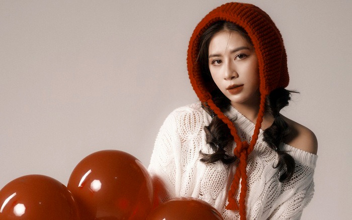 Với những ai thường xuyên lướt TikTok, Tín Nguyễn chắc chắn là cái tên vô cùng quen thuộc và nổi cộm. Quán quân cuộc thi TikTok Master 2023 sở hữu 3,6 triệu lượt theo dõi và hơn 160 triệu lượt yêu thích “gây sốt” bởi nhiều video tiểu phẩm, phim ngắn đa dạng thể loại. Nhờ vậy, nữ TikToker nhanh chóng “lấn sân” sang diễn xuất chuyên nghiệp, tham gia các dự án lớn.