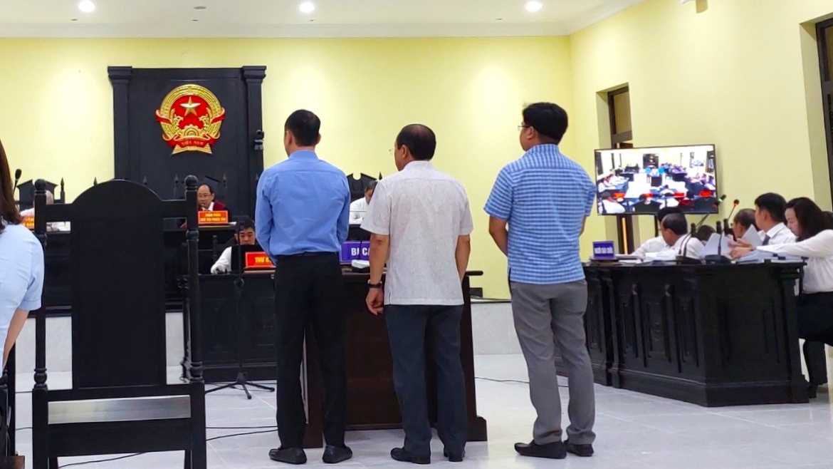Ba bị cáo tại phiên tòa sơ thẩm đang diễn ra