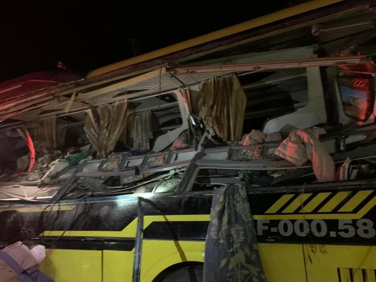 Lực lượng cứu hộ đang giải cứu nạn nhân sau tai nạn.