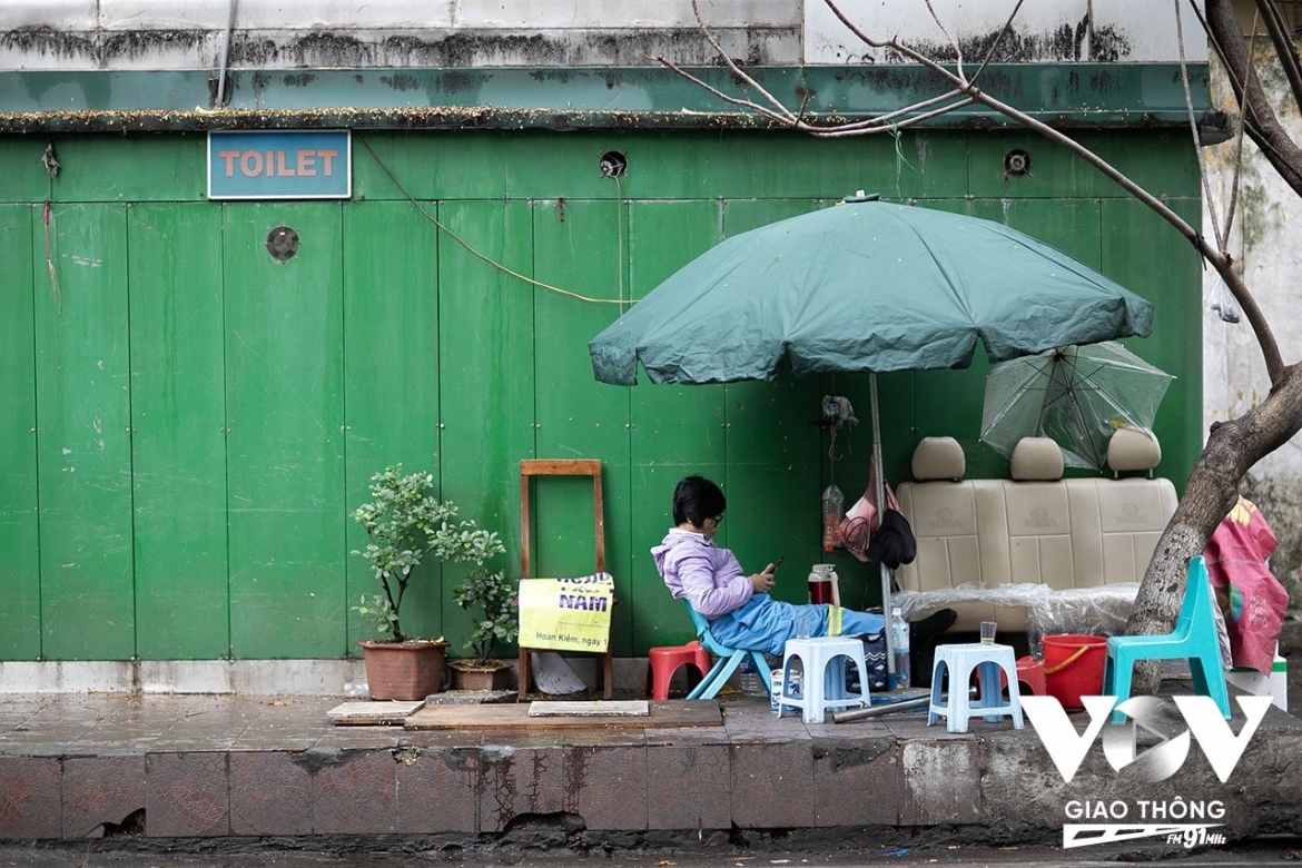 Phút nghỉ ngơi của người nữ công nhân vệ sinh môi trường