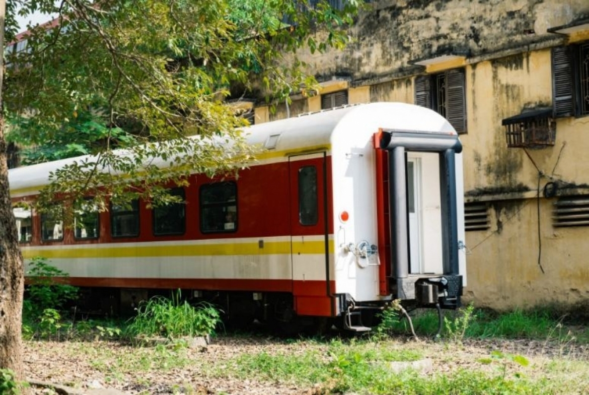 Một toa tàu trưng bày để du khách tham quan tại Nhà máy Xe lửa Gia Lâm