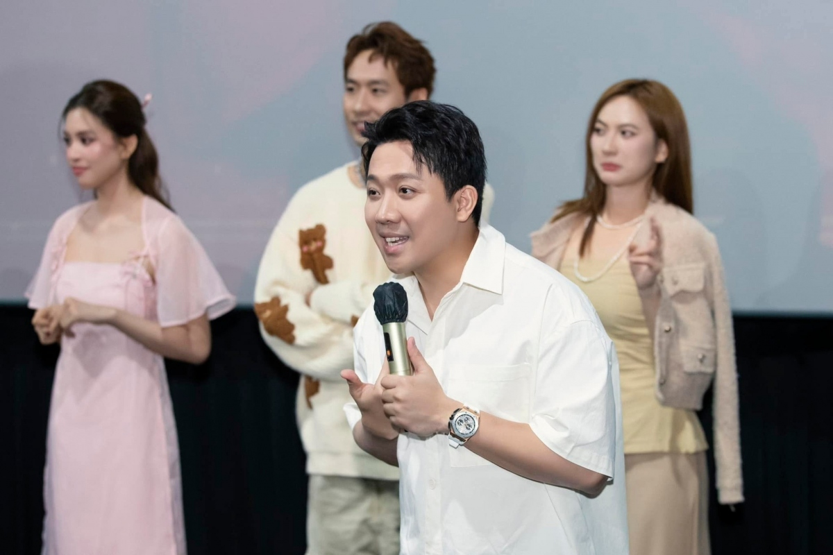 Với ba tác phẩm có doanh thu gần 1.400 tỷ đồng, Trấn Thành nói anh không được đào tạo bài bản về điện ảnh và cũng không có quy tắc cụ thể. Nam đạo diễn chia sẻ anh muốn làm phim mang tính cảm xúc, khán giả thấy được hàn gắn sau khi ra rạp. "Tôi muốn làm những bộ phim thuộc về con người, cảm xúc. Tôi muốn khi xem phim xong, khán giả được hàn gắn nhiều hơn. Những gì tôi muốn đều được hiện thực hóa ở dự án Mai, mong khán giả có trải nghiệm tốt như cách tôi đặt kỳ vọng", nam đạo diễn nói thêm. (Nguồn: Tiền Phong)