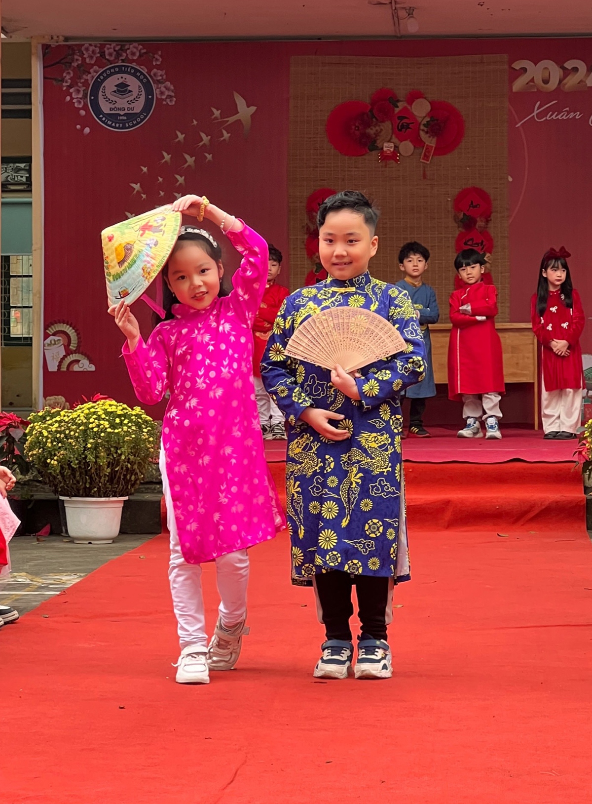Các em bé tỏ ra rất tự tin, tạo dáng rất "điệu".