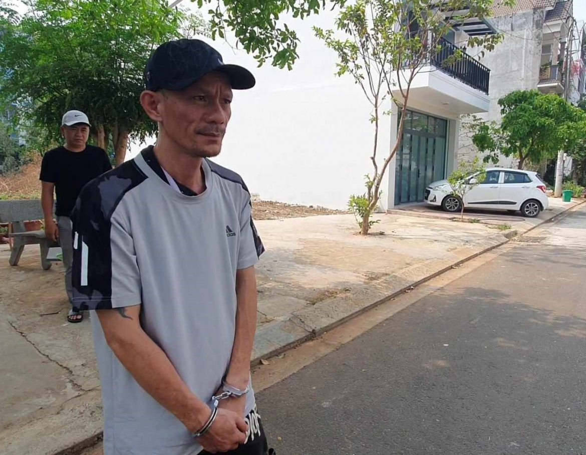 Đối tượng Sơn bị dẫn giải thực nghiệm hiện trường các vụ trộm