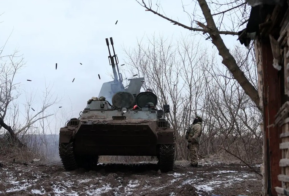 Binh lính Ukraine tấn công đối phương từ một vị trí ở Donetsk. Ảnh: Getty