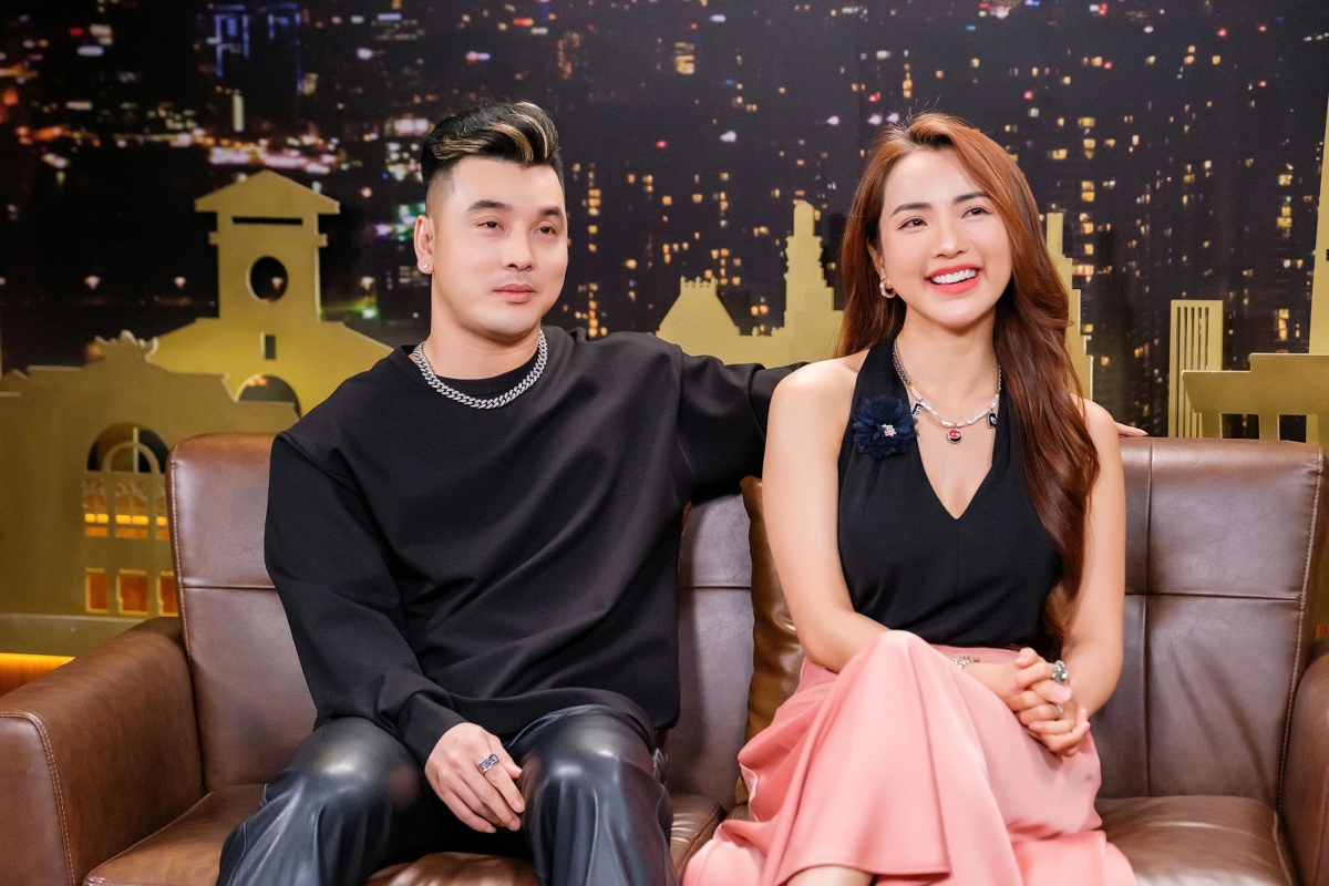 Từ khi có vợ, Ưng Hoàng Phúc không đóng cặp với diễn viên nữ nào khác ngoài vợ mình vì nam ca sĩ không muốn bà xã cảm thấy khó chịu. 
Trong một số dự án phim, Ưng Hoàng Phúc cũng chọn đóng cặp với vợ thay vì kết hợp với nữ diễn viên khác. Nam ca sĩ sinh năm 1981 chia sẻ: "Thật ra, tôi có ưu ái cho người nhà vì muốn vợ được xuất hiện trong phim để lăng xê hình ảnh của một chủ doanh nghiệp. Thêm nữa, tôi cũng không thoải mái nếu đóng chung với những bạn diễn nữ khác, vì vợ ghen". Ngoài ra, việc diễn chung với bà xã ở những phân đoạn thân mật cũng giúp Ưng Hoàng Phúc dễ nhập vai hơn. (Nguồn: Thanh Niên)