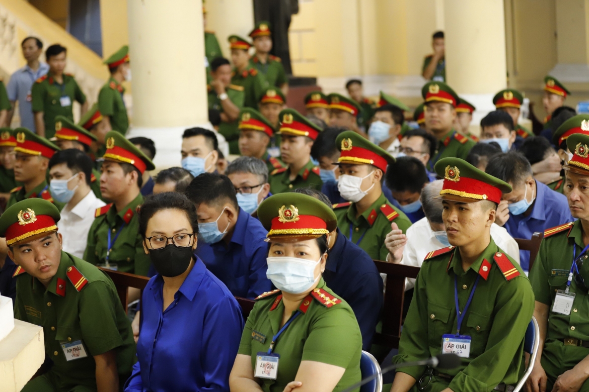 Các bị cáo nguyên là cán bộ Ngân hàng SCB, Tập đoàn Vạn Thịnh Phát và các pháp nhân liên quan tại toà sáng nay. (Ảnh: Tỷ Huỳnh)