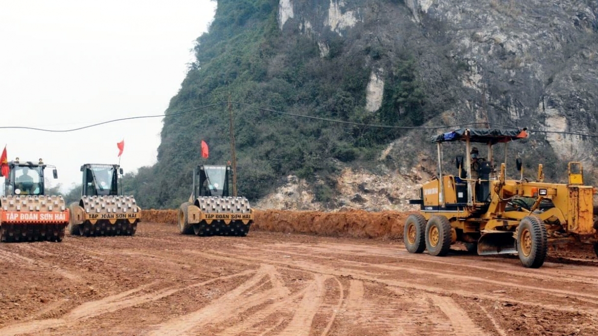 Dù Chính phủ, các Bộ ngành, địa phương vẫn đang cố gắng tìm ra giải pháp phù hợp để giải quyết tình trạng “thiếu cát”, song vẫn chưa thể có một lời giải nào rõ ràng - Ảnh minh hoạ: Vietnam+