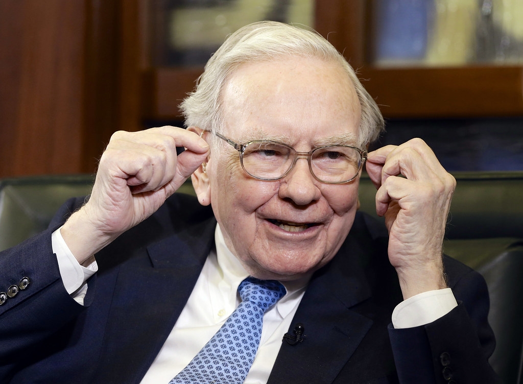 Tỷ phú Warren Buffett, 92 tuổi, người Mỹ sở hữu khối tài sản khoảng 106 tỷ USD. Huyền thoại đầu tư Warren Buffett là CEO của Berkshire Hathaway.