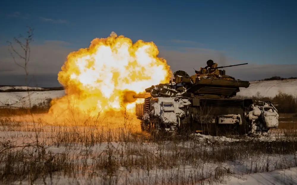 Xe tăng Ukraine nã pháo về phía vị trí quân Nga. Ảnh: Global Images Ukraine.