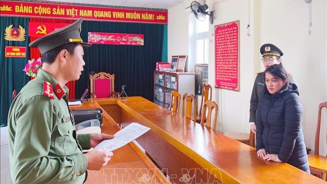 Cơ quan điều tra tống đạt quyết định khởi tố vụ án đối với Trương Thị Mai Ca. Ảnh: TTXVN