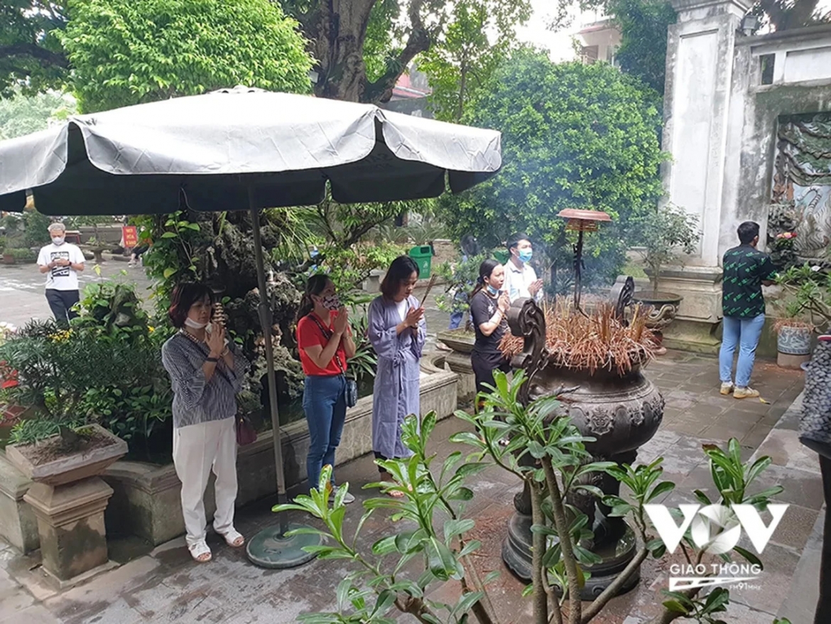 Ngày nay, từ “tâm linh” được sử dụng phổ biến, nhất là trong giới kinh doanh, bởi nghe “dịch vụ tâm linh” thì dễ chấp nhận hơn là “kinh doanh tín ngưỡng”