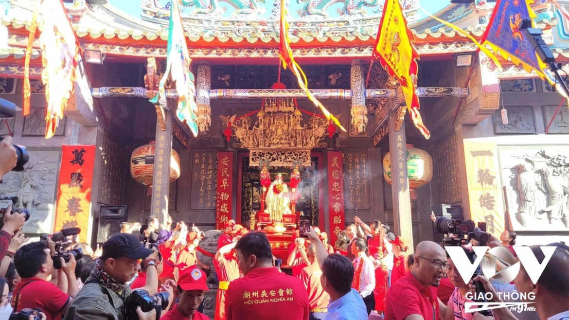 Dù khoa học không ngừng phát triển nhưng hiện tượng mê tín dị đoan vẫn tồn tại và biến tướng ngày càng tinh vi, khiến nhiều người không thể phân biệt và trở thành miếng mồi cho những kẻ “buôn thần, bán thánh
