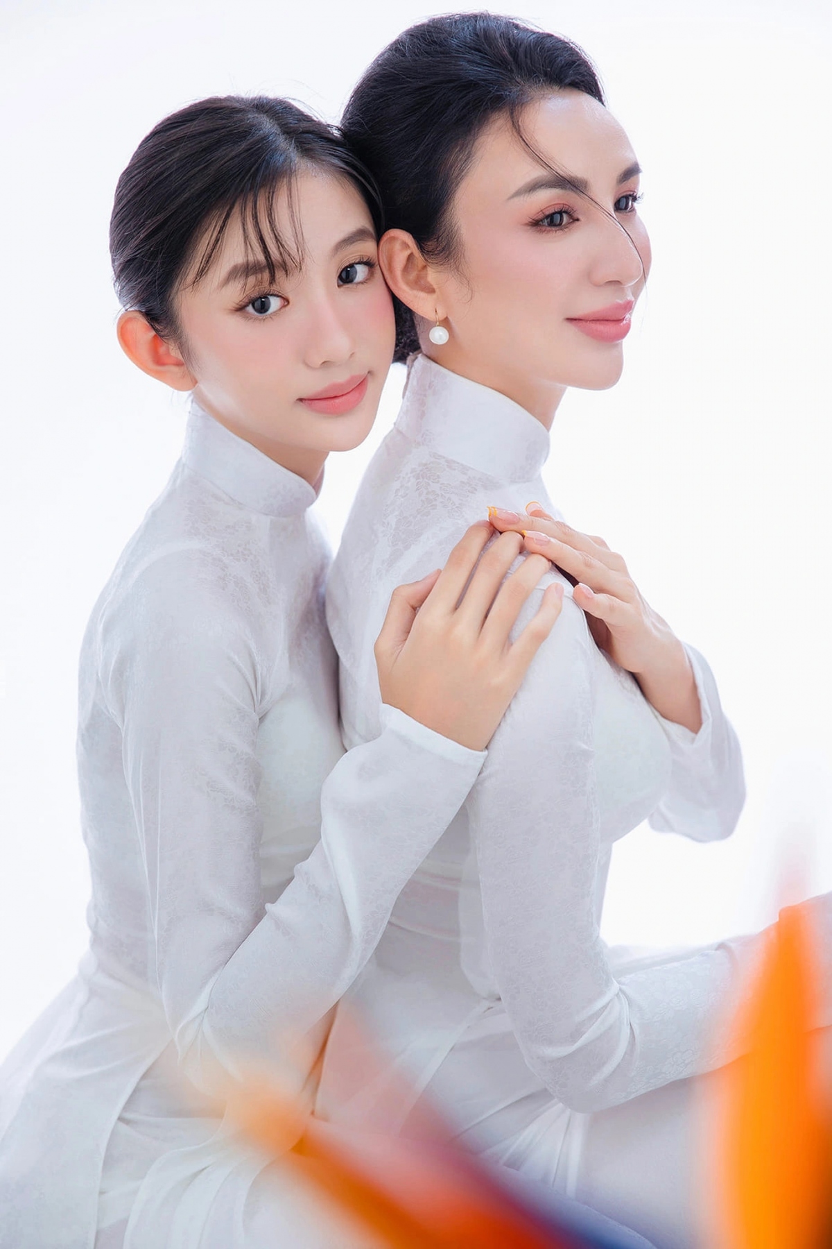 Mới 14 tuổi nhưng Chiko - con gái Hoa hậu Ngọc Diễm - đã cao 1,7m. Cô bé nhận nhiều lời khen trong bộ ảnh áo dài khoe nét đẹp tinh khôi. Chiko hiện học tại một trường quốc tế ở TPHCM. Ngọc Diễm nhận xét cô bé ngoan, tự lập và nhạy cảm. Ngoài thời gian học ở trường, con gái hoa hậu tham gia nhiều lớp ngoại khóa như người mẫu nhí, học võ, vẽ tranh... 
"Chiko luôn chủ động trong mọi việc, tôn trọng quyết định của mẹ. Con gái là chỗ dựa tinh thần lớn đối với tôi. Con gái nói chỉ mong tôi được hạnh phúc", Ngọc Diễm cho hay. Hoa hậu chia sẻ thêm, Chiko thích những giá trị văn hóa truyền thống của Việt Nam lẫn nước ngoài, như áo dài, cổ phục, nhạc cổ điển, opera, nhạc kịch, các tác phẩm hội họa mang hơi hướng cổ điển… (Nguồn: Dân trí)
