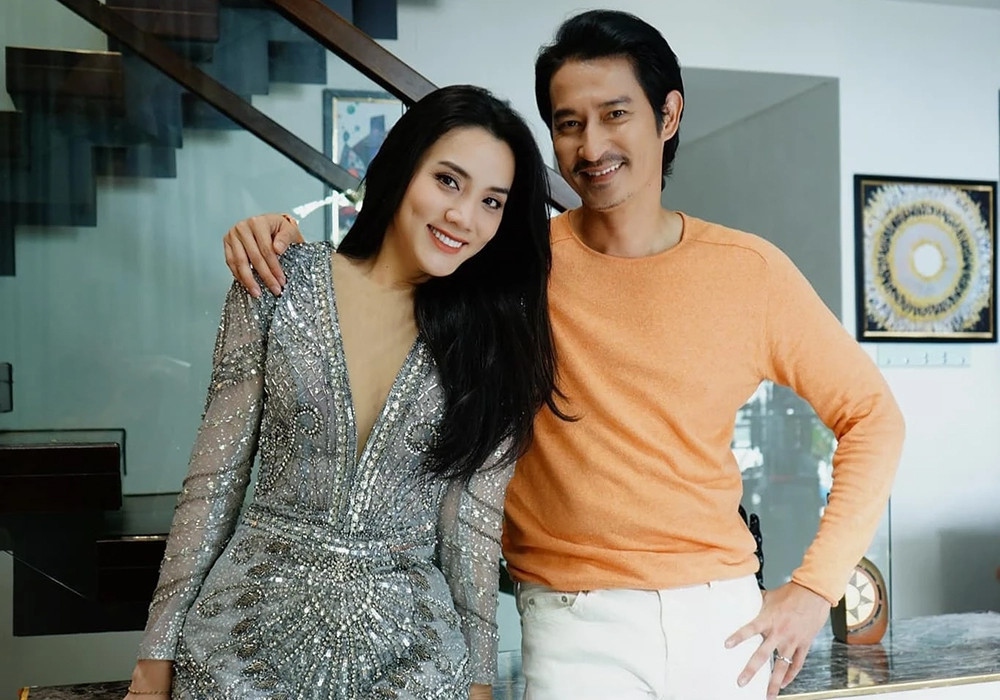 Huy Khánh nói run khi được giao đóng cảnh nóng với diễn viên gọi mình là 'chú'. Anh từng tránh nhiều cảnh nhạy cảm vì muốn giữ hình ảnh với gia đình. "Tôi từng đóng cảnh nóng khá nhiều, dù đơn giản thôi cũng rất run. Tôi sợ nếu diễn không tới, góc quay không chuẩn, cắt dựng không khéo sẽ dễ gây phản cảm, tục tĩu. Đó là lý do tôi luôn thận trọng, kỹ lưỡng trao đổi với đạo diễn, ê-kíp trước giờ ra phim trường", anh chia sẻ. Bên cạnh đó, anh đính chính những thông tin sai lệch về hôn nhân trong những ngày gần đây: "Thời gian qua có vài tin đồn hôn nhân Huy Khánh rạn nứt, tôi khẳng định điều này không đúng. Vợ chồng tôi xa nhau vì bà xã phải đưa con gái sang Phần Lan du học. Con gái mới học lớp 6, sang xứ người lạ nước lạ cái nên cần phụ huynh trông coi. Khi nào mọi việc bên kia ổn định, vợ tôi sẽ về Việt Nam. Anh Thư cũng đang học đại học bên đó. Do trái múi giờ nên chúng tôi phải sắp xếp lịch để gọi điện. Mọi người thường gọi vào khung giờ 12h đêm đến 2h sáng vì thời điểm này đôi bên đều rảnh. " (Nguồn: VietNamNet)