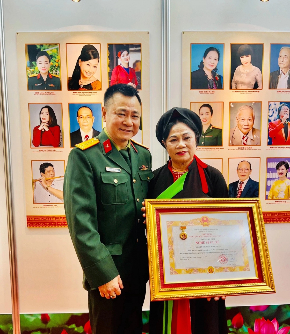 Nghệ sĩ Minh Phức – một trong tám người đầu tiên của Đoàn Dân ca Quan họ Bắc Ninh vừa được trao tặng danh hiệu Nghệ sĩ Ưu tú. Bà là liền chị cuối cùng của Đoàn được đón nhận danh hiệu cao quý này. Bà chia sẻ: "Tôi cảm thấy rất vinh dự, tự hào và phấn khởi khi được phong tặng danh hiệu Nghệ sĩ Ưu tú. Chồng tôi là Vũ Tự Lẫm – Đoàn trưởng đầu tiên của Đoàn Dân ca Quan họ Bắc Ninh cũng vừa mới được phong tặng danh hiệu vào năm 2016 nên tôi không lấy làm chạnh lòng gì cả. Trái lại, tôi thấy hãnh diện khi gia đình tôi có chồng là NSƯT, con trai là NSND. Ở tuổi này tôi không mong muốn gì hơn nữa. Cả một đời cống hiến cho quan họ, từng đặt chân đến những nơi gian khổ nhất để mang lời ca tiếng hát phục vụ nhân dân, chiến sĩ và sau này là truyền nghề cho thế hệ trẻ, giờ được Đảng và Nhà nước ghi nhận thế này là chúng tôi mãn nguyện lắm rồi." (Nguồn: Dân Việt)
