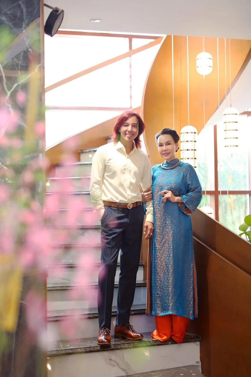 Đến hiện tại, Hoài Phương và Việt Hương đã nên duyên vợ chồng được 17 năm. Điều khiến nam nghệ sĩ bất ngờ chính là tài nấu nướng của người bạn đời. “Trước đây Hương cứ ra ngoài đường làm việc, còn ở nhà có mẹ nấu. Nhưng tôi thì số hưởng. Vợ đi tìm cách học nấu những món Bắc. Thậm chí có lần nhạc sĩ Phú Quang sang chơi, thưởng thức món ăn của Hương xong còn cho 10 điểm”, anh bật mí.
Trong đời sống hôn nhân, Hoài Phương và vợ không ghen tuông nhiều. Nam nghệ sĩ tiết lộ cả hai dùng chung tài khoản mạng xã hội nên ai nhắn tin vào thì người còn lại đều biết. “Khi tôi còn ở Mỹ, có trường hợp một số cô gái nhắn vào hỏi thăm. Lúc đó Hương trả lời: “Anh ấy ngủ rồi, em là vợ anh ấy đây. Chị cần gì không để em giúp”. Thế là không thấy họ trả lời nữa”, Hoài Phương kể lại. (Nguồn: Thanh niên)