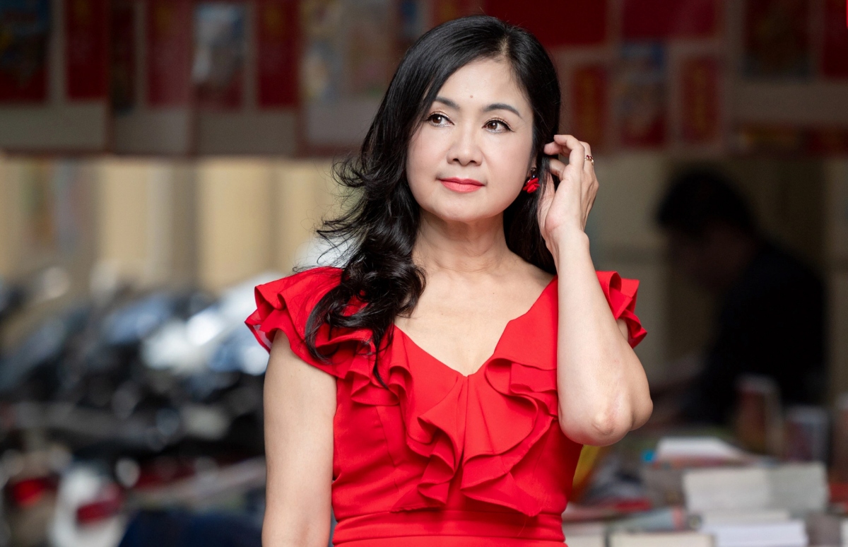 NSND Thu Hà chia sẻ, mình là người "sống đủ" sau khi tằn tiện làm nghề nhưng nhiều người gọi chị là "đại gia" vì mua được nhà Hà Nội chỉ sau 2 bộ phim. Chia sẻ về những năm tháng vất vả, NSND Thu Hà nói: "Những năm đó, cứ thi thoảng tôi đi từ Hà Nội về Tuyên Quang, đi xe khách đường dài thấy mệt quá, tôi quyết định mua nhà ở dưới này. Sau 2 bộ phim đóng ở TPHCM thì tôi mua được nhà ở Hà Nội và đón mẹ xuống ở, thế là mẹ thành người Hà Nội (cười). Tôi may mắn là nghệ sĩ sống được với nghề. Tôi không giàu có nhưng thấy đủ. Tôi nhận thấy mình là người của thế hệ trước, nếu mình có một người quản lý tốt như giới trẻ bây giờ thì mình sẽ sướng hơn, giàu hơn." (Nguồn: VietNamNet)