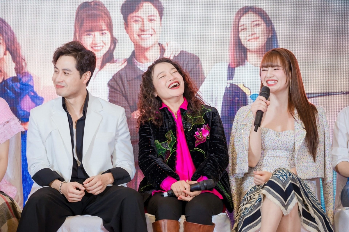 Chia sẻ về vai diễn mẹ chồng khó tính mới nhất trên màn ảnh nhỏ, diễn viên Tú Oanh thú nhận không dám xem lại nhân vật của mình trên phim và lo sợ sẽ bị "ném đá".
"Trong suốt quá trình quay, hầu như không bao giờ tôi xem lại hình ảnh của mình trên phim. Nếu đạo diễn thấy hài lòng, không cần phải làm lại tôi cũng không kiểm tra lại. Hiện tại khi thấy hình hài bà Giang trong phim, tôi thầm nghĩ 'chết rồi'. Ngoài đời, tôi chỉ có con trai thôi. Tôi hay nói trêu với mọi người mình sẽ là mẹ chồng chung thân. Sau khi đọc kịch bản Mình yêu nhau, bình yên thôi, tôi nói với đạo diễn phải làm thế nào với nhân vật của mình nếu không con trai tôi sẽ ở với mẹ cả đời mất", nghệ sĩ Tú Oanh chia sẻ. (Nguồn: VietNamNet)