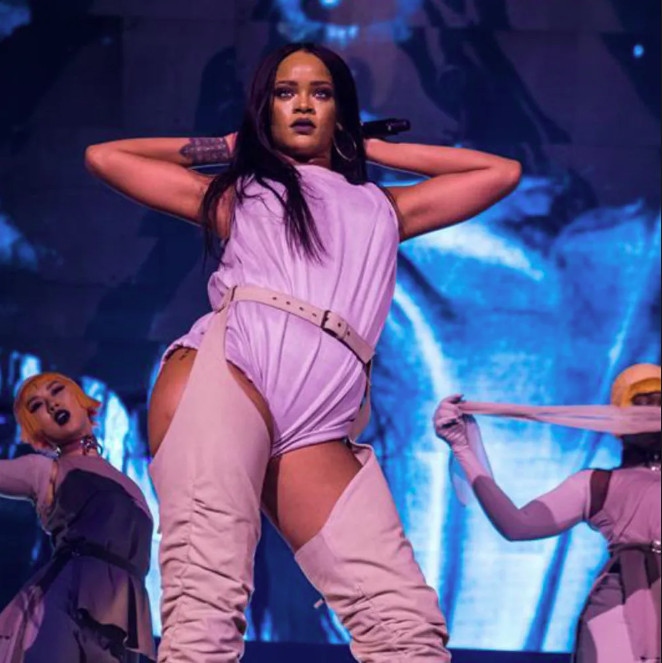 Rihanna tại Tele2 Arena.
Rihanna diện bộ bodysuit màu tím bóng làm nổi bật từng cử động, cô toát lên sự tự tin và thần thái trong từng nốt nhạc. Kết hợp với đồi bắt cao màu sẫm tạo thêm nét tinh tế sắc sảo. Bộ trang phục của cô đã thu hút được sự chú ý của đông đảo người hâm mộ. Phong cách trang điểm được lấy cảm hứng từ phong cách grunge. 