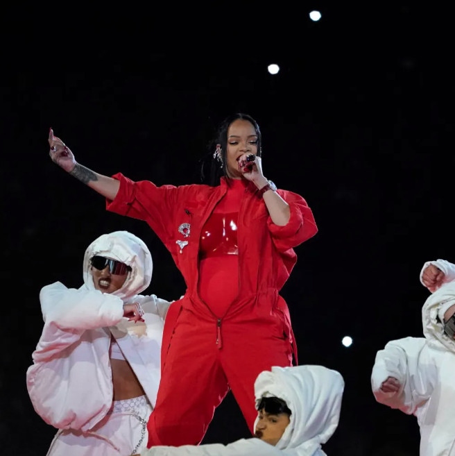 Rihanna ở Loewe.
Buổi biểu diễn Super Bowl của Rihanna đã đốt cháy sân khẩu với phong cách táo bạo và khó quên. Diện bộ áo liền quần Loewe có cúp ngực nổi bật, cô toất lên sự tự tin và sắc sảo trong mỗi cử động. Pièce de résistance, chiếc áo khoác maxi phồng bằng da màu đỏ đã được Alala thiết kế dành riêng cho Rihana.