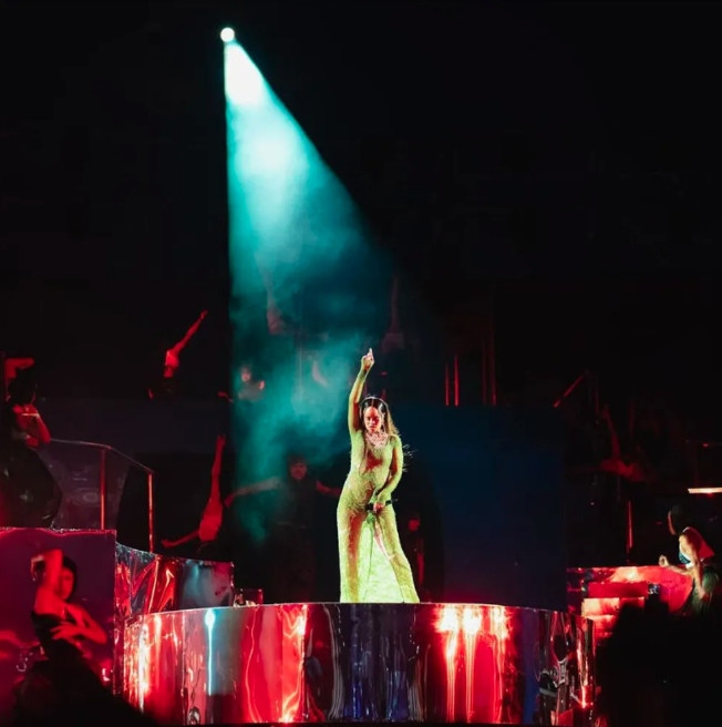 Rihanna trong bộ trang phục The Attico
Trang phục với sự kết hợp giữa vẻ sang trọng đương đại và sức quyến rũ vượt thời gian, tự hào là một kiệt tác đặt riêng từ The Online và Birdhichand Ghanshyamdas, Attico. Thêm vào đó là những đồ trang sức tinh xảo từ đồ trang sức Swadesh món đồ được lựa chọn tỉ mỉ để tôn lên vẻ sang trọng và tinh tế vô song của bộ trang phục.