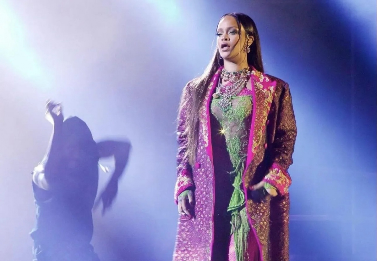 Rihanna trong Dolce &amp; Gabbana.
Rihanna đã có màn ra mắt rất được mong đợi ở Ấn Độ, xuất hiện trên sân khấu trong lễ kỷ niệm trước đám cưới của Anant Ambani và Radhika Merchant với màn trình diễn khó quên. Trang phục được kết hợp đặc biệt với sản phẩm đặt riêng của The Attico, được bổ sung bởi chiếc áo khoác Dolce &amp; Gabbana sang trọng đương đại. Làm nổi bật bộ trang phục của cô là những món đồ trang sức tinh xảo từ Swadesh Online và Birdhichand Ghanshyamdas, tạo thêm nét sang trọng và tinh tế cho vẻ ngoài vốn đã rạng rỡ của nữ hoàng âm nhạc.