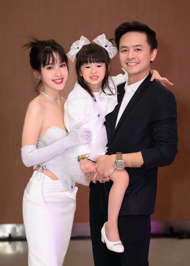 Khi được hỏi về chuyện làm dâu, diễn viên Tú Vi hài hước: “Đến hiện tại cô vẫn chưa làm dâu ngày nào. Vì gia đình của Văn Anh ở quê nhà Nghệ An nên chỉ về vào dịp lễ tết. Tính ra cũng đã gần 10 năm rồi nhưng chưa có lần nào gia đình bên chồng cần hay muốn tôi phải làm gì hết. Quan trọng hơn là Văn Anh làm con cháu trong nhà nên về được cưng chiều nhiều hơn”. (Nguồn: Thanh niên)