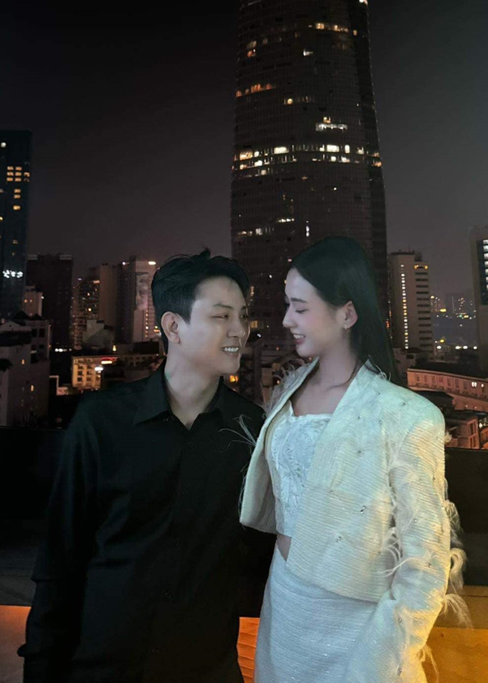 Hoài Lâm vừa chính thức công khai bạn gái - người mẫu Kim Ngân - sau thời gian dài giữ kín, chỉ đăng một số hình chụp cùng nhau trên mạng xã hội. Khoảnh khắc tình tứ của cả hai cùng lời thổ lộ niềm hạnh phúc thu hút sự chú ý. 
Trước khi xuất hiện rạng rỡ bên bạn gái, Hoài Lâm đã trải qua 3 năm "ở ẩn" đầy thăng trầm. Từng là ca sĩ trẻ tài năng của showbiz Việt, con nuôi Hoài Linh sống ẩn dật, không có nhiều hoạt động âm nhạc nổi bật suốt thời gian dài. Những bế tắc của Hoài Lâm dần qua đi khi có người thân bên cạnh, chăm lo, giúp đỡ, đặc biệt là sự xuất hiện của Kim Ngân - bạn gái nam ca sĩ. Từ khi có bạn gái mới, khán giả nhận thấy vóc dáng của Hoài Lâm cải thiện, thon thả, gọn gàng, lấy lại được vẻ ngoài phong độ. Đầu năm 2023, nam ca sĩ hào hứng chia sẻ khoảnh khắc nhận ôtô mới. Sự khởi sắc trên con đường ca hát của anh cũng nhận được phản hồi tích cực từ khán giả. (Nguồn: VietNamNet)
