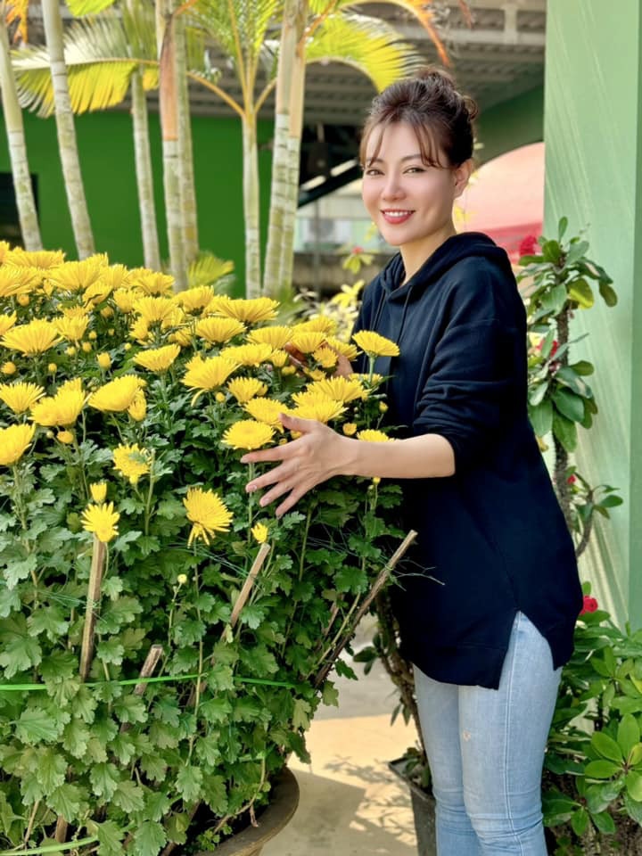 Cách đây vài ngày, Thanh Hương xác nhận, cô đã kết thúc cuộc hôn nhân hơn 10 năm sau một thời gian hàn gắn nhưng không thành. Nữ diễn viên cũng vừa cho biết, cô mới bắt đầu một mối quan hệ mới, còn người đó là ai thì cô xin giữ bí mật. Từ xưa đến nay, Thanh Hương luôn giữ kín danh tính của người đàn ông bên mình, với người hiện tại cũng vậy. Chia sẻ về tình yêu mới, Thanh Hương kể, người đó có ngoại hình đúng gu của cô. Sau khi tìm hiểu cô thấy hòa hợp về tính cách. Thanh Hương khẳng định, cô có ít trải nghiệm về tình yêu bởi cô yêu ai cũng yêu đến tận cùng nhưng lại không có nhiều người yêu. Thanh Hương kết hôn sớm, lúc 19 - 20 tuổi, còn trước đó không yêu ai quá mãnh liệt. (Nguồn: Dân Việt)