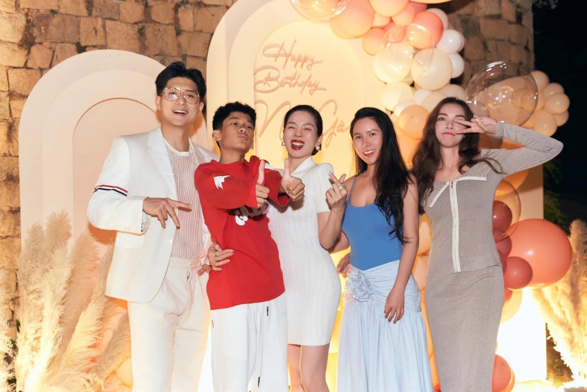 Mới đây, ca sĩ Lệ Quyên đăng tải loạt ảnh đón sinh nhật mừng tuổi mới cùng tình trẻ Lâm Bảo Châu và bạn bè. Cả 2 diện trang phục đồng điệu màu trắng. Cặp đôi hạnh phúc cùng nhau thổi nến bánh sinh nhật. 
Buổi tiệc còn có sự xuất hiện của bé Kỳ Anh (con chung của Lệ Quyên với chồng cũ Đức Huy). Quý tử Lệ Quyên liên tục tạo dáng cùng với Lâm Bảo Châu. Có thể thấy, nam người mẫu có tình cảm thân thiết với con riêng của bạn gái. (Nguồn: VTC News)