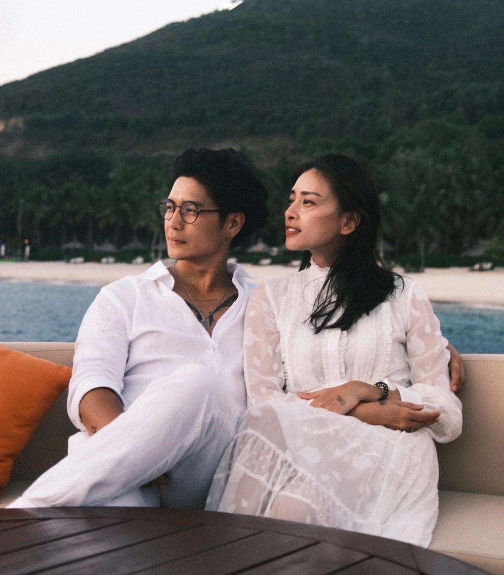 Dịp sinh nhật cuối tháng 2, Ngô Thanh Vân được ông xã tạo bất ngờ bằng món quà là chiếc xe tải chở đầy hoa cùng chiếc điện thoại mới. Khoảnh khắc ngọt ngào của cặp đôi khiến nhiều khán giả ngưỡng mộ. 
Nhiều người nhận xét Ngô Thanh Vân ngày càng dịu dàng, nữ tính kể từ sau khi lấy chồng. Bản thân nữ diễn viên từng cho biết trước đây ít người thấy được khía cạnh yếu đuối của cô. Ở bên Huy Trần, cô được làm người phụ nữ bình thường. Cô biết ơn chồng đã làm chỗ dựa tinh thần cho mình suốt thời gian qua. Ngô Thanh Vân cho biết cô chưa có dự định quay trở lại nghiệp diễn xuất trong tương lai gần. Về kế hoạch có con, người đẹp nói không áp lực vì quan niệm "con cái là duyên số", khi có tin vui sẽ thông báo đến khán giả. Trong năm 2024, vợ chồng Ngô Thanh Vân tập trung cho công việc kinh doanh, mở quán ăn chay, hướng tới những dự án vì sức khỏe cộng đồng. (Nguồn: Dân trí)