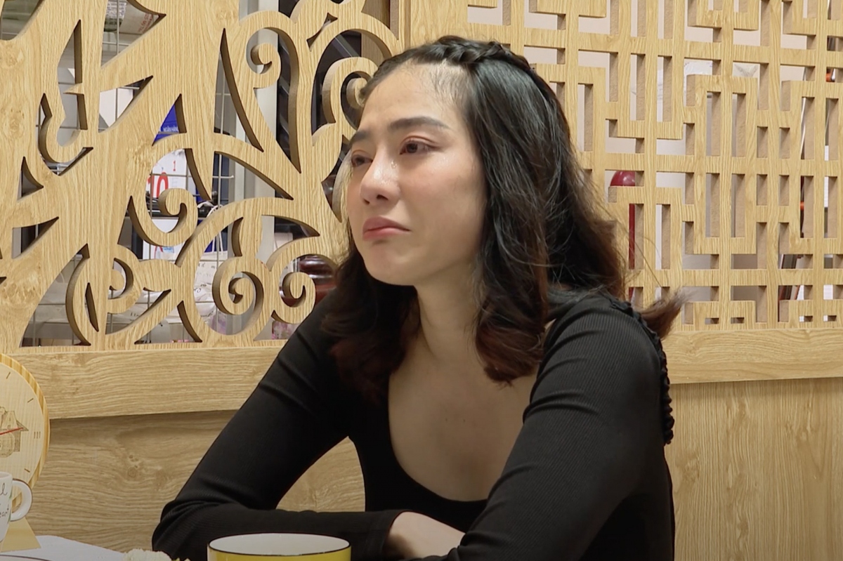 Trong chương trình "Gõ cửa thăm nhà", diễn viên Kim Nhã - cựu thành viên nhóm hài BB&amp;BG của BB Trần - bật khóc khi kể về những góc khuất cuộc đời. Những lúc bế tắc, khó khăn nhất, Kim Nhã luôn có sự hiện diện của BB Trần - người đồng nghiệp, người anh thân thiết. Cô nói: "Có chuyện tới là gọi cho BB Trần chứ chẳng biết gọi ai. Chưa bao giờ anh ấy buông tay tôi. Hai đứa coi nhau như người thân trong gia đình. Có khó khăn hay biến cố hai đứa vẫn chia sẻ, giúp đỡ lẫn nhau. Nhờ có BB Trần mà tôi mới được như ngày hôm nay".
Bên cạnh đó, ít ai biết diễn viên Kim Nhã có một tuổi thơ không trọn vẹn khi từ nhỏ đã không biết cha mình là ai. Mãi đến năm 24 tuổi, cô mới tìm gặp được cha ruột ở Thanh Hóa. (Nguồn: VietNamNet)