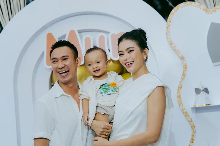 Mâu Thủy cũng thẳng thắn bày tỏ dù là Á hậu, cô cũng không nghĩ mình phải lấy chồng giàu để được dựa dẫm: “Mình lấy đại gia để dựa dẫm thì khi mình dựa vào họ, mình sẽ bị “dẫm”.
Chúng ta cứ nghĩ thế này đi, chúng ta có ba mẹ, họ cũng có ba mẹ. Tự nhiên lấy chúng ta lại phải lo cho ba mẹ chúng ta nữa, tự dưng trách nhiệm đổ hết cho người ta, như vậy quá thiệt thòi.
Tôi có danh xưng Á hậu, người mẫu, tôi hoàn toàn có thể đi làm kiếm tiền nhờ những danh xưng đó và trang trải ít nhiều cho cuộc sống của mình.
Với tôi điều quan trọng là tình cảm dành cho nhau chứ không phải cứ có danh xưng Á hậu, người đẹp thì phải kết hôn với đại gia. Nếu hôn nhân không có tình cảm thì dù kết hôn với đại gia cũng chỉ có bi kịch thôi”. (Nguồn: VTC News)