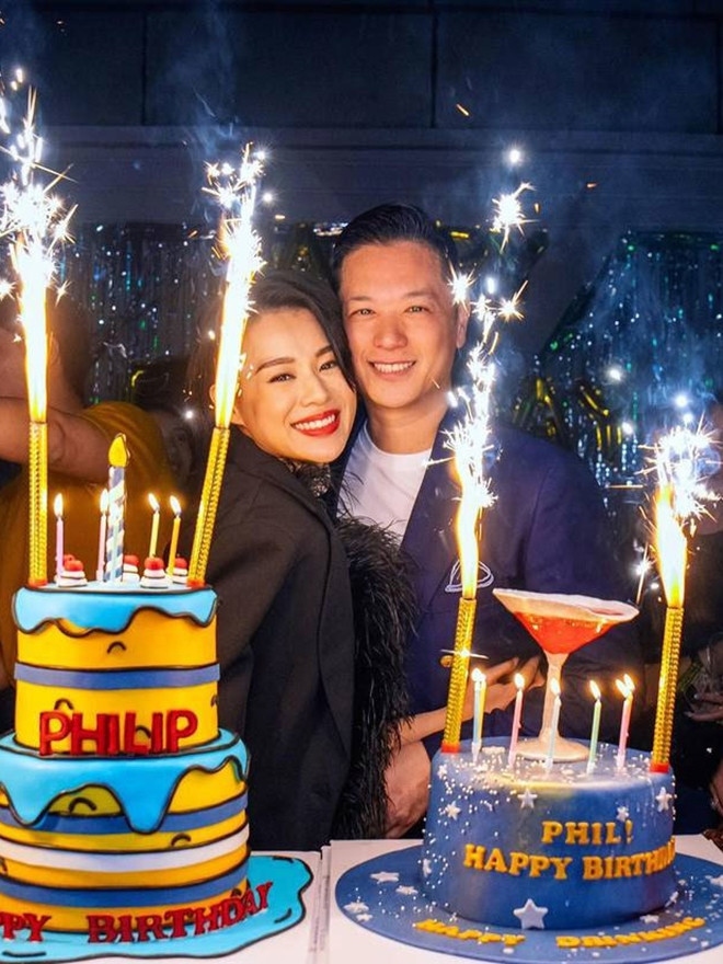 Hồ Hạnh Nhi vui mừng kỷ niệm sinh nhật của chồng, doanh nhân triệu phú Philip Lee, trong một bữa tiệc ấm cúng tại Hong Kong cuối tuần qua. 
Ngoài ra, cặp vợ chồng còn tổ chức một buổi tiệc nhỏ tại nhà để chia vui với 3 cậu con trai. Trong bức ảnh, doanh nhân Lee chia sẻ: "Tôi đã thêm một tuổi nữa. Các con trai của tôi cũng đều có ước mơ. Một trong số chúng muốn ngủ cùng ba mẹ mãi mãi, một người khác muốn được ăn xoài mỗi ngày, còn bé út không biết ước gì cả". Hồ Hạnh Nhi sinh Brendan năm 2017 và Ryan năm 2019. Tháng 4/2021, cô chào đón thêm một thiên thần nhỏ. Cuộc sống gia đình của nữ diễn viên rất viên mãn và hạnh phúc khi cô vẫn tiếp tục sự nghiệp diễn xuất bên cạnh việc chăm sóc gia đình. Cô được chồng và cả gia đình yêu thương, chiều chuộng, thường xuyên đi du lịch khắp thế giới. (Nguồn: VietNamNet)