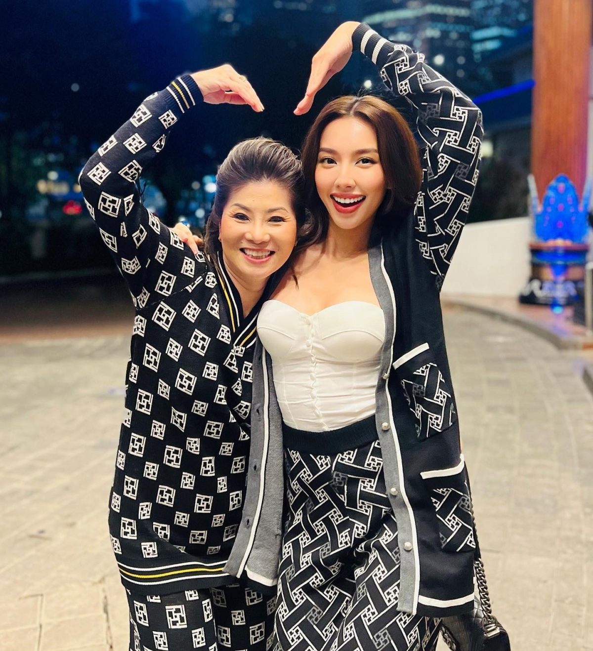 Hoa hậu Thùy Tiên cho biết việc mua cổ phần của Miss Grand International (MGI) không phải để trở thành một cổ đông lớn, chỉ là sự ủng hộ của một cựu hoa hậu đối với cuộc thi mà cô từng tham gia.
Cô đã chia sẻ điều này với bà Teresa (Phó Chủ tịch MGI), nhưng thông tin lại bị lan truyền thành cô là 1 trong 10 cổ đông lớn nhất của MGI là không đúng sự thật. Trị giá số cổ phần cô mua ủng hộ cũng rất nhỏ, không lên tới gần 70 tỷ đồng như đồn đại thời gian qua. Chia sẻ thêm về việc mua cổ phần của MGI, Thùy Tiên bày tỏ: "Tôi không biết nhiều về thị trường chứng khoán ở Thái Lan nhưng tin vào tài năng của ngài Nawat (chủ sở hữu MGI ở Thái Lan). Thời điểm tôi mua cũng là hơi muộn, giá không quá thấp. Tôi chỉ đắn đo về sự ủng hộ, chứ chưa quan tâm nhiều đến chuyện lỗ lãi trong tương lai. Số cổ phần tôi mua rất nhỏ chứ không phải 2 triệu cổ phần như tin đồn. Tôi cũng chưa bao giờ nói điều gì về vấn đề tài chính hay muốn PR, xây dựng hình ảnh bản thân theo lĩnh vực này". (Nguồn: VietNamNet)