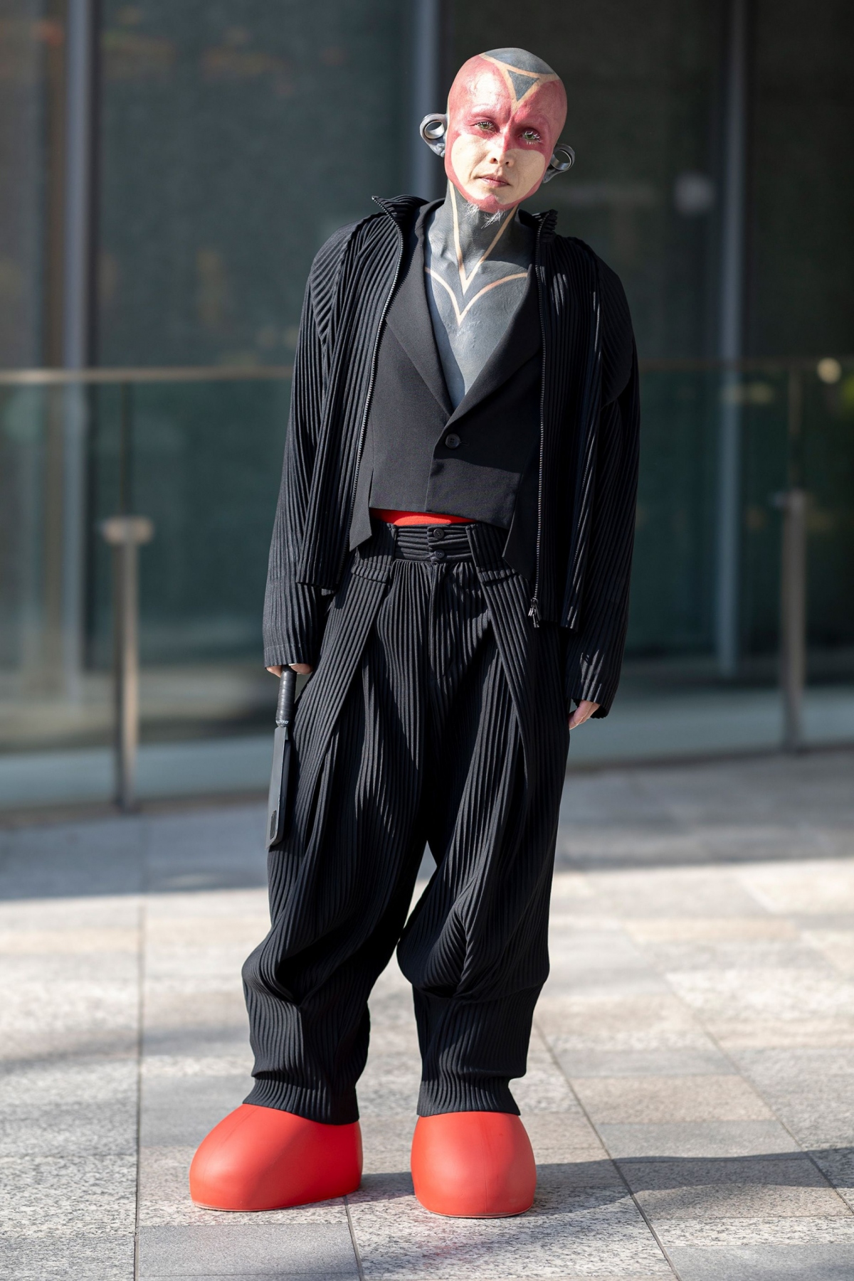 Daikokudou Nero kết hợp trang phục của Issey Miyake và Yohji Yamamoto với một đôi Big Red Boots nổi tiếng của MSCHF. “Tôi không biết,” anh nói khi được hỏi về xu hướng thời trang mới nhất của Nhật Bản. “Tôi chỉ mặc những gì mình muốn nên không để ý".