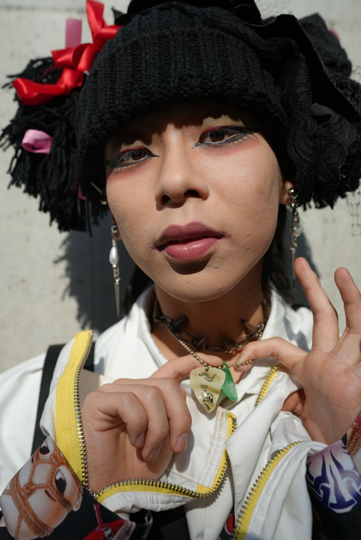 Ryu Kobayashi diện áo khoác Kidill, váy Comme des Garçons và túi Marc Jacobs. “Tôi rất vui khi được thấy nhiều thời trang punk hơn, từng chút một,” Kobayashi nói.