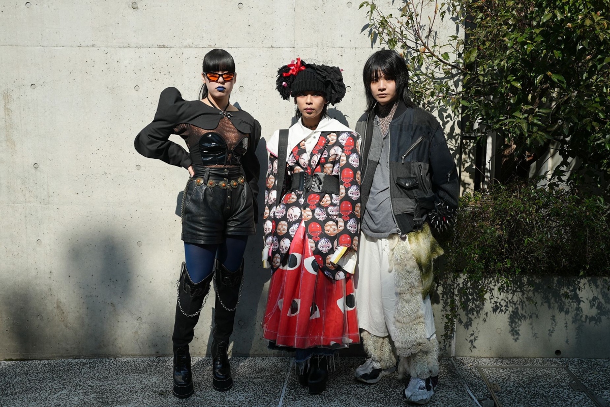 Tsumi Maso, Ryu Kobayashi, Soga Takahashi chụp ảnh bên ngoài buổi trình diễn trên sàn diễn của hãng Meagratia của Nhật Bản. Maso nhận xét: “Ngày càng có nhiều người (ở Nhật Bản) mặc quần áo màu đen”.